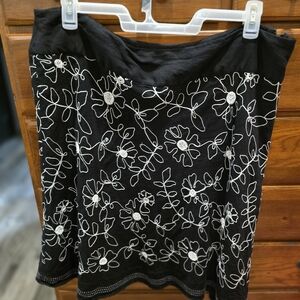 Carole Little Black and White, Embrodery Flowered Skirt. size 18, Zips 1 Side